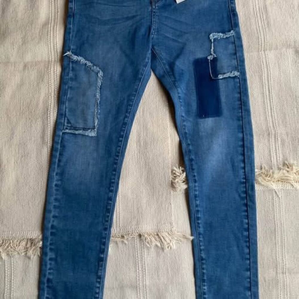 NWT Francesca’s Harper Mid Rise Shadow Patch Skinny Jeans Size 29